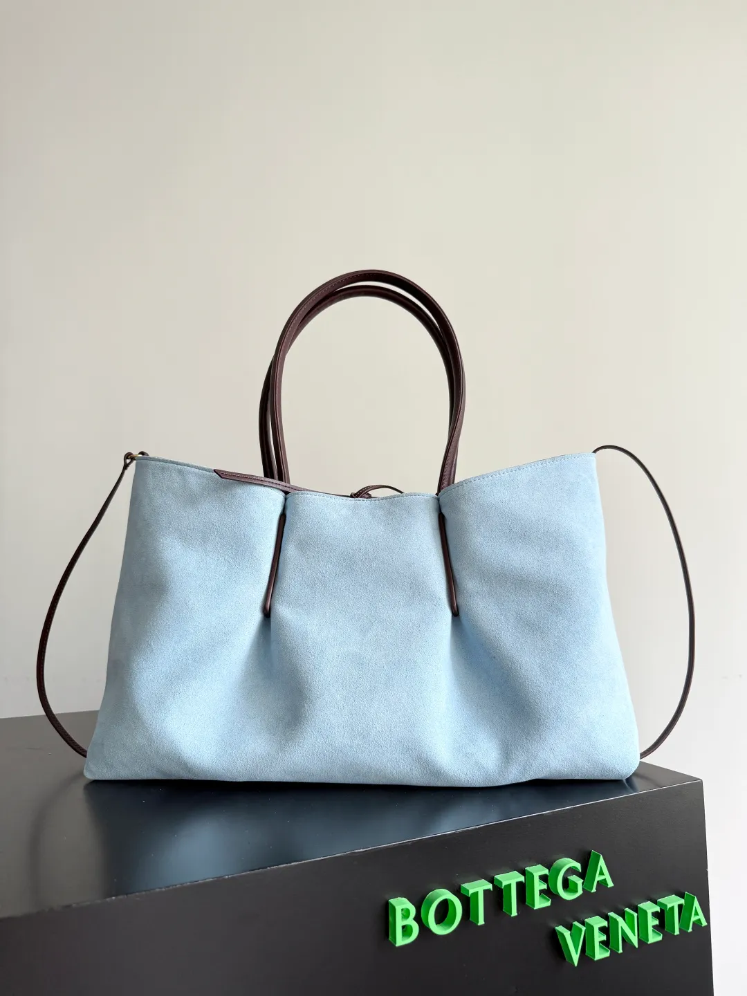 Batch 2660 Bottega Veneta 2025 new product PINACOTECA bag, iconic weaving process, skillfully crafted with 10mm Intrecciato process and equipped with suede lining. Four small strips of leather add character to the design and make the bag more stable. Relaxed yet sophisticated, casual yet refined, suede lining and double-sided design, suitable for shoulder and hand carry. The four straps can be adjusted into different shapes. One pack can be switched between two uses, easily integrating into your daily rhythm. Style number: 817166 Size: 43*23*17.5cm